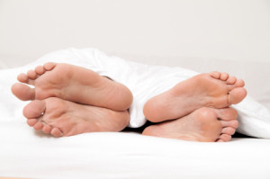 Füße eines Paares im Bett. Trennung und Scheidung